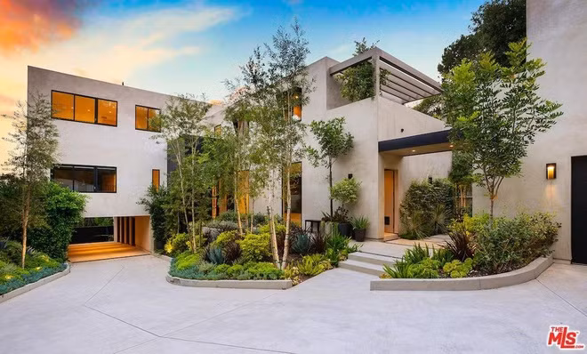  Trước khi chuyển sang chỗ ở hiện tại, Kylie từng sống cùng bạn trai Travis Scott sống trong biệt thự giá 13,4 triệu USD. 