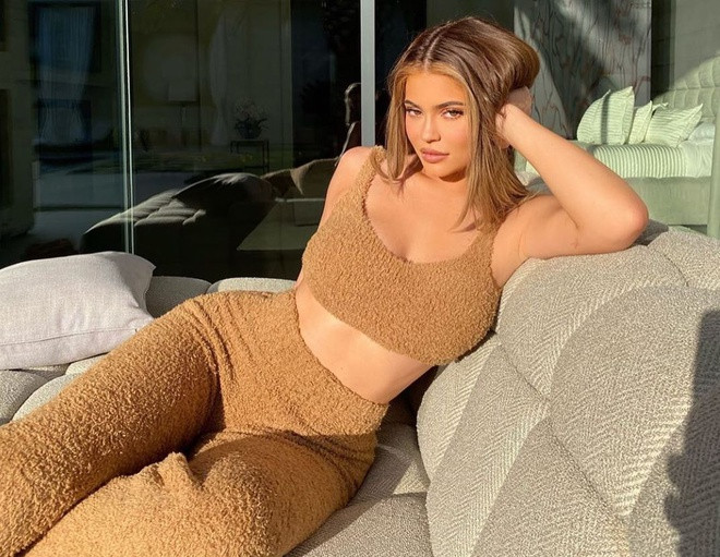 ##sc### Kylie Jenner có khối tài sản đứng thứ 1990 trong tổng số 2.095 tỷ phú trên thế giới. Ngoài &#x1d;ra, còn sở hữu nhiều bất động sản đắt đỏ, liên tục mua mới. 