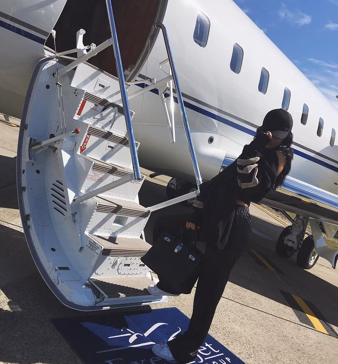  Sở hữu nhiều xe sang nhưng nữ tỷ phú không mấy khi lái chúng. Cô thường di chuyển bằng dịch vụ máy bay riêng của ExecuJet. Thông thường, một chuyến bay từ Los Angeles đến New York City sẽ có giá khoảng 62.000 USD. 