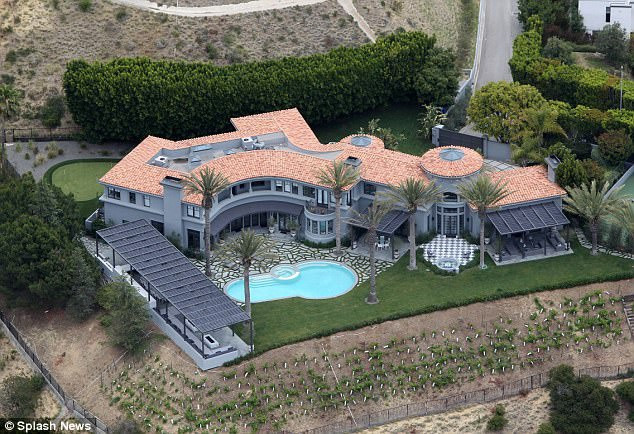 ##sc### Hiện tại, Kylie Jenner đang sống trong biệt thự trị giá 12 triệu USD ở Hidden Hills, Los Angeles, Mỹ. 