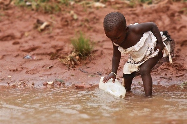 Mặc dù chính phủ Tanzanie đã cố gắng tìm cách bảo tồn bộ lạc này trước nguy cơ tuyệt chủng bằng cách truyền bá cuộc sống văn minh, tuy nhiên, mọi nỗ lực đều thất bại. Người Hadza không thèm để ý đến những ngôi nhà được xây kiên cố mà chỉ thích ở lều cỏ, không dùng bếp than hay bật lửa mà dành cả buổi để đánh đá lấy lửa. 