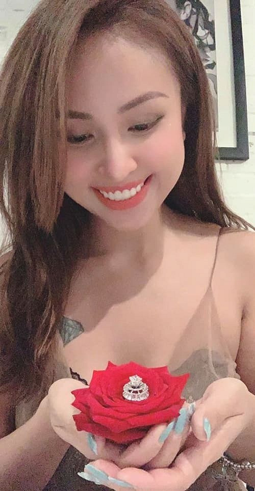 Van Hugo tiet lo 3 lan duoc cau hon va moi quan he voi chong cu