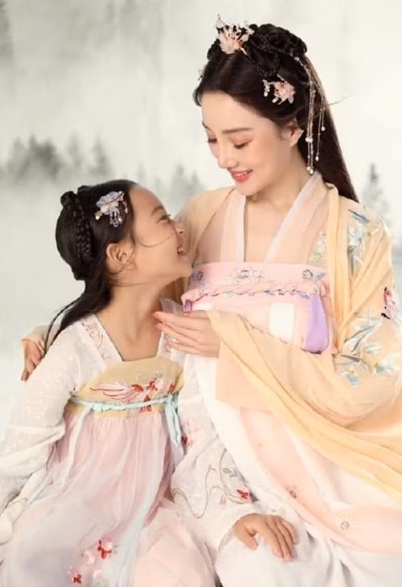 Bat ngo con gai Ly Tieu Lo moi 8 tuoi da 