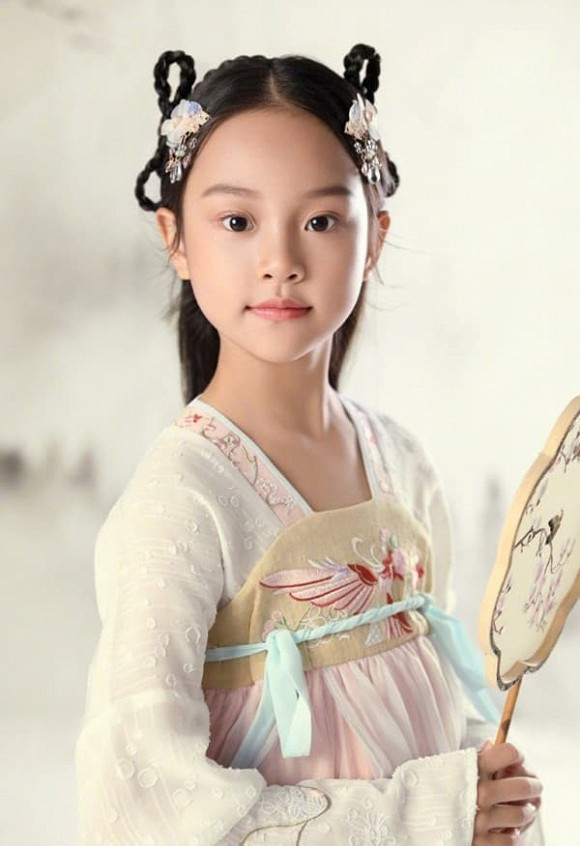 Bat ngo con gai Ly Tieu Lo moi 8 tuoi da 