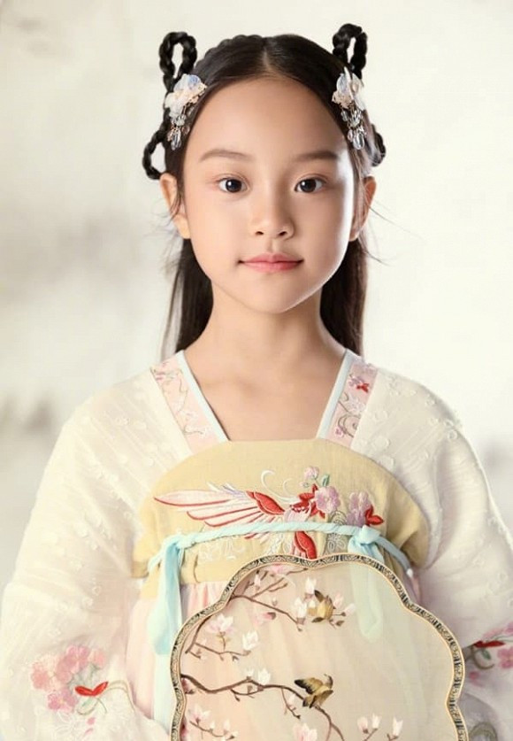 Bat ngo con gai Ly Tieu Lo moi 8 tuoi da 