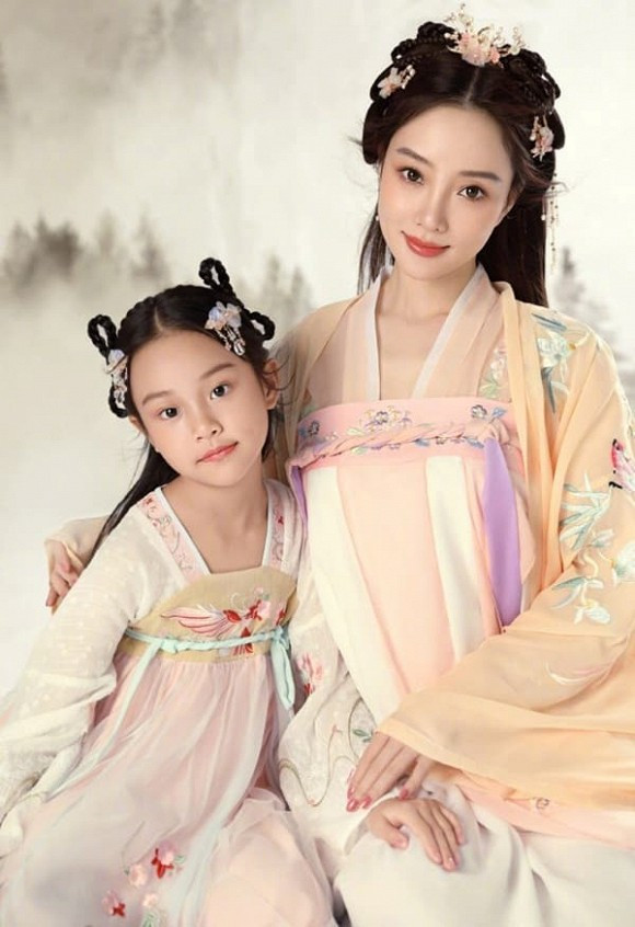 Bat ngo con gai Ly Tieu Lo moi 8 tuoi da 