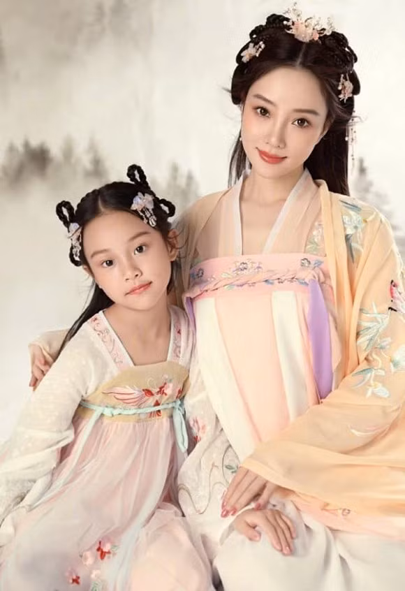 Bat ngo con gai Ly Tieu Lo moi 8 tuoi da 