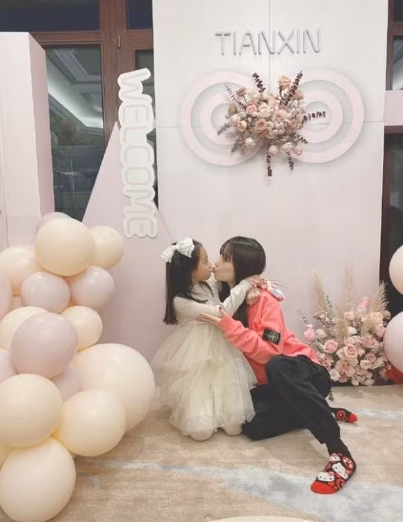 Bat ngo con gai Ly Tieu Lo moi 8 tuoi da 