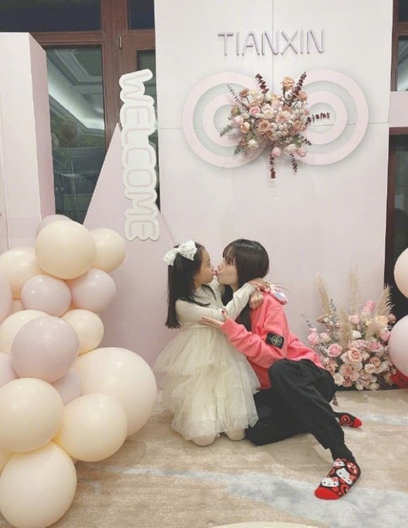 Bat ngo con gai Ly Tieu Lo moi 8 tuoi da 