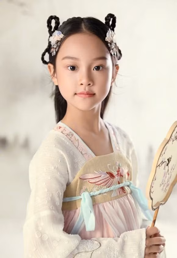 Bat ngo con gai Ly Tieu Lo moi 8 tuoi da 