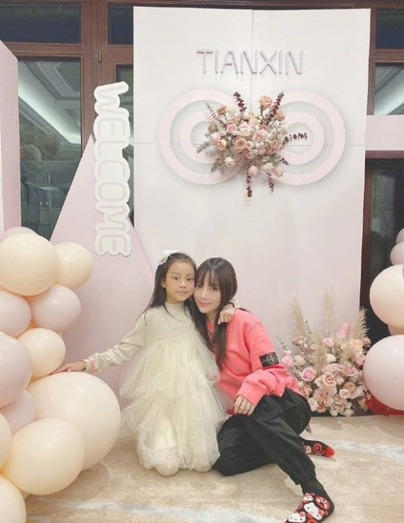 Bat ngo con gai Ly Tieu Lo moi 8 tuoi da 