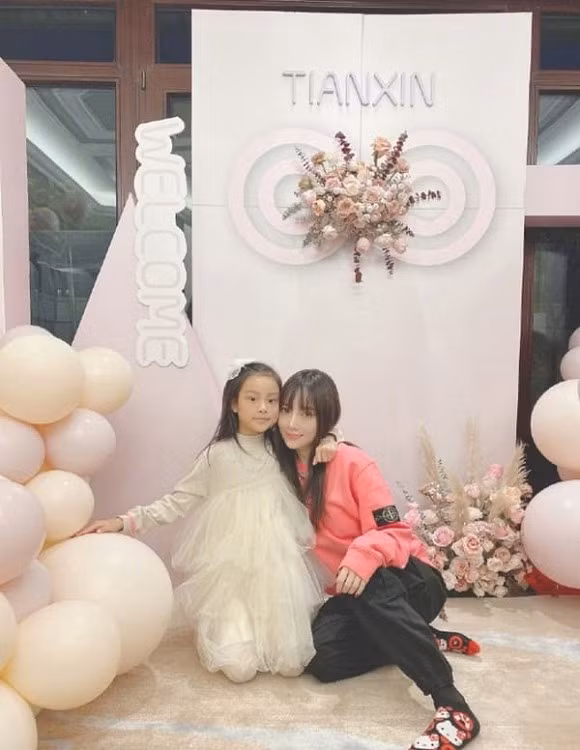 Bat ngo con gai Ly Tieu Lo moi 8 tuoi da 