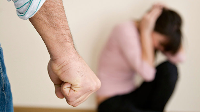 Vu nu vlogger bi chong cu thieu song phoi bay nan bao luc gia dinh-Hinh-2