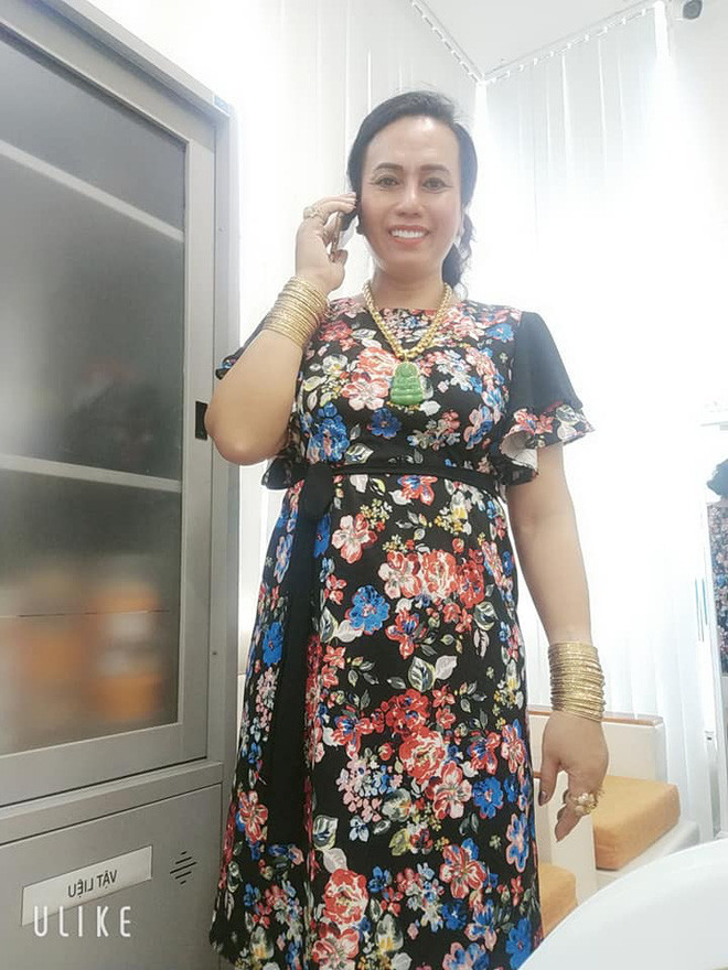  Ngoài những clip livestream đi cùng phát ngôn sốc trên mạng xã hội, Minh Hiếu còn gây ấn tượng với phong cách thời trang lạ lùng. Cô thường diện trang phục màu mè, trong đó vàng luôn là phụ kiện được sử dụng cho mọi set đồ. Đặc biệt, Minh Hiếu còn là người chuyển giới từ nam sang nữ.