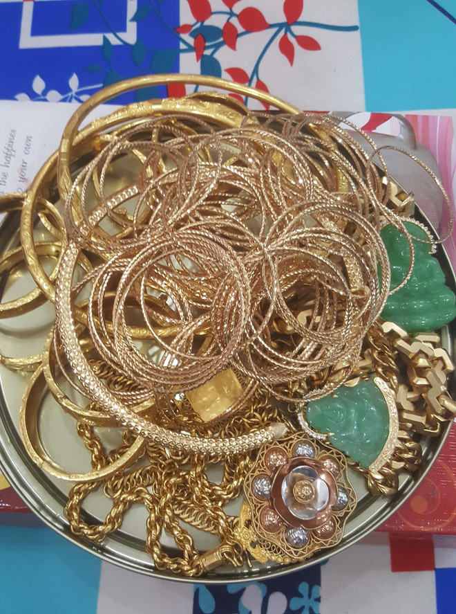 Ở lần lên sóng này, hiện tượng mạng đình đám cộng đồng LGBT tiết lộ bị rất nhiều người chỉ trích đeo vàng giả. Bởi vậy, cô cũng chứng minh luôn khi quay cận giấy tờ mua bán trang sức. Ngoài ra, tác giả của trend "đi đường quyền" cũng khiến fans thích thú khi chia sẻ mua nhiều vàng tích trữ để sau này phát cho những ai yêu mến mình, mỗi người vài chỉ.