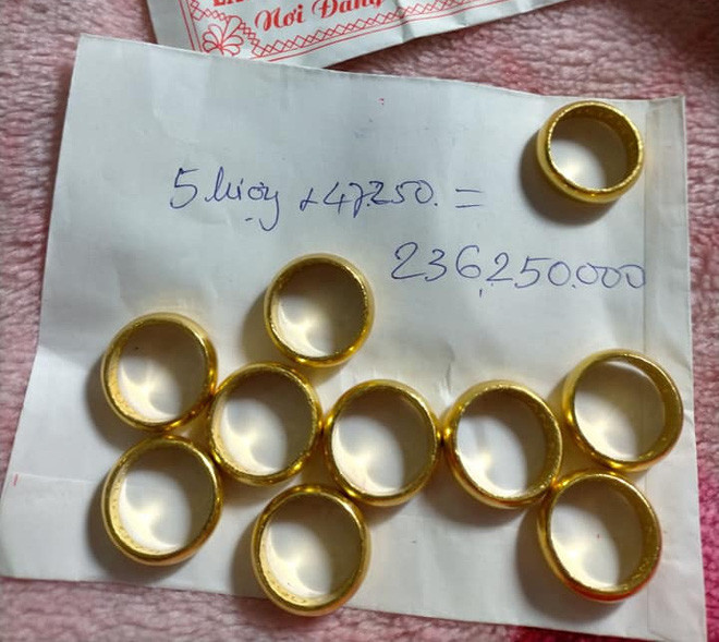 Mới đây, "cô Minh Hiếu" tiếp tục hút chú ý khi livestream đi mua vàng trong 2 ngày liên tiếp. Ngày 4/6, "người đẹp Cai Lậy" đi mua trang sức vì trời mưa rảnh, không đi show. Ngày 5/6, là do bị chê đeo nhiều vàng nhìn thấy gớm nên đi mua về đeo cho bõ ghét.