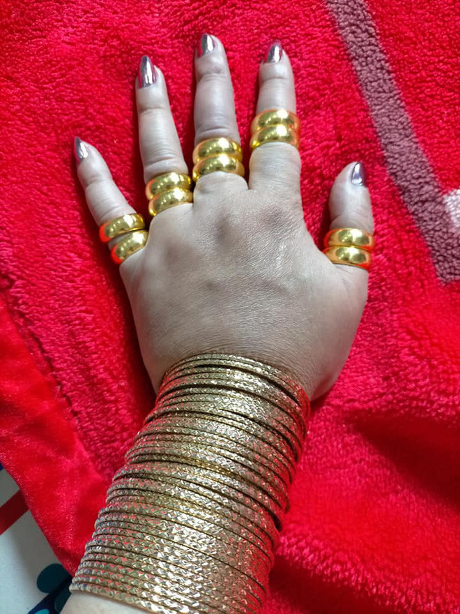 Sở dĩ Minh Hiếu có biệt danh như vậy là bởi trong một clip, cô hai tay cầm tiền và vung vẩy như đang tập quyền. Hành động cùng gương mặt lạnh tanh khi thực hiện của người này mang tính giải trí cực cao. Chứng minh cho độ viral của clip này là nhiều sao Việt như Minh Tú, Võ Hoàng Yến, Phương Ly sau đó còn cosplay lại.