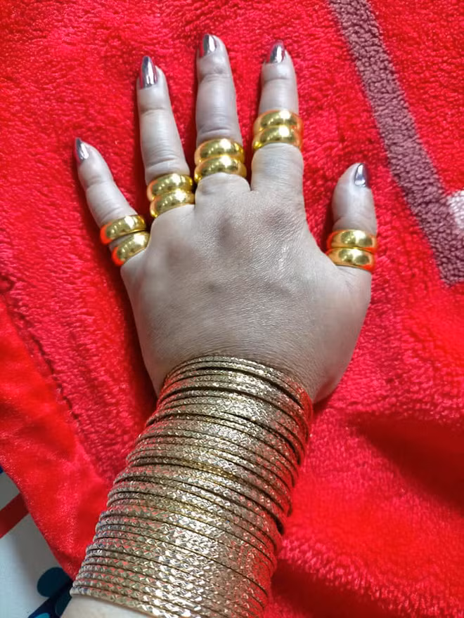 Sở dĩ Minh Hiếu có biệt danh như vậy là bởi trong một clip, cô hai tay cầm tiền và vung vẩy như đang tập quyền. Hành động cùng gương mặt lạnh tanh khi thực hiện của người này mang tính giải trí cực cao. Chứng minh cho độ viral của clip này là nhiều sao Việt như Minh Tú, Võ Hoàng Yến, Phương Ly sau đó còn cosplay lại.