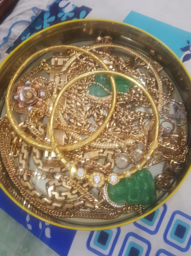 Ngay sau khi mua vàng, "Cô Minh Hiếu" không quên khoe với mọi người và chắc chắn biệt danh "cô Hiếu 100 cây vàng" không còn nữa rồi nhé vì số trang sức cô sở hữu đã vượt qua con số này. Với cộng đồng mạng, Minh Hiếu không phải là cái tên xa lạ. Người này nổi tiếng trên nhiều diễn đàn bởi những câu "chửi" gây sốc. Dân tình gọi Hiếu là "cô Hiếu 7 miếng đất" hay "cô Hiếu 100 cây vàng".