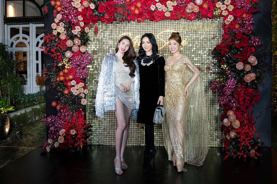 Tại sự kiện, Hoa hậu Giáng My nổi bật nhờ nhan sắc không tuổi. Chị diện cây hàng hiệu gồm đầm Gucci Runway, giầy Jimmy Choo, túi xách Louis Vuitton thuộc bộ sưu tập thu đông 2020 và đeo nhẫn kim cương. Chọn lối make-up nhẹ nhàng nhưng sang trọng, hoa hậu nổi bật giữa dàn người đẹp kém tuổi.