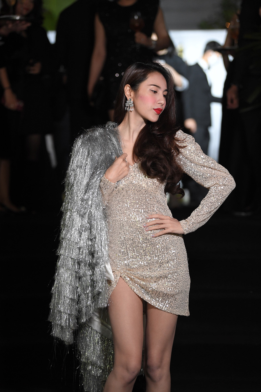 Thủy Tiên khoe vóc dáng mảnh mai trong chiếc đầm gợi cảm. Cô liên tục trở thành tâm điểm khi bước trên thảm đỏ cũng như lúc trình diễn tại sân khấu. Nữ ca sĩ lần lượt thể hiện những ca khúc từ ngọt ngào, sâu lắng đến sôi động: Nếu em được lựa chọn, Dành cả thanh xuân để yêu ai đó, Ngải tình.