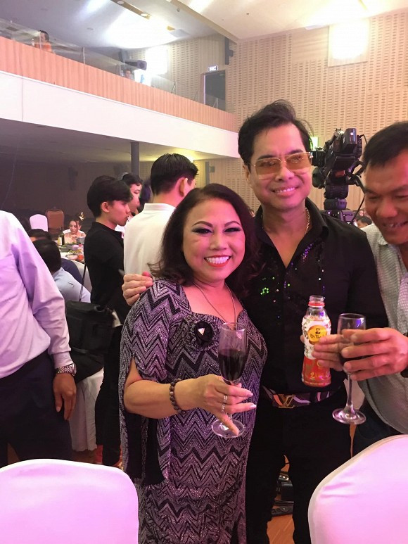 Ca sĩ Ngọc Sơn đến chúc mừng gia đình Siu Black.