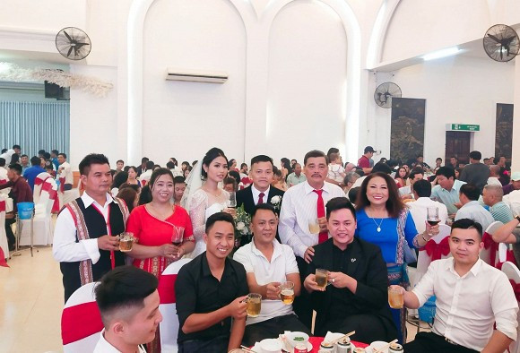 Giọng ca "Ly cà phê Ban Mê" chia sẻ: "Cảm ơn tất cả mọi người đã dành thời gian đến chung vui và gửi lời chúc mừng cùng gia đình Siu. Thanks mọi người rất nhiều". Trong đám cưới của con trai Siu Black, nữ ca sĩ cũng thể hiện nhiều ca khúc hay.