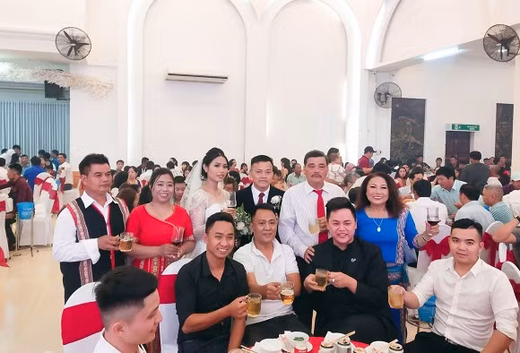 Giọng ca "Ly cà phê Ban Mê" chia sẻ: "Cảm ơn tất cả mọi người đã dành thời gian đến chung vui và gửi lời chúc mừng cùng gia đình Siu. Thanks mọi người rất nhiều". Trong đám cưới của con trai Siu Black, nữ ca sĩ cũng thể hiện nhiều ca khúc hay.