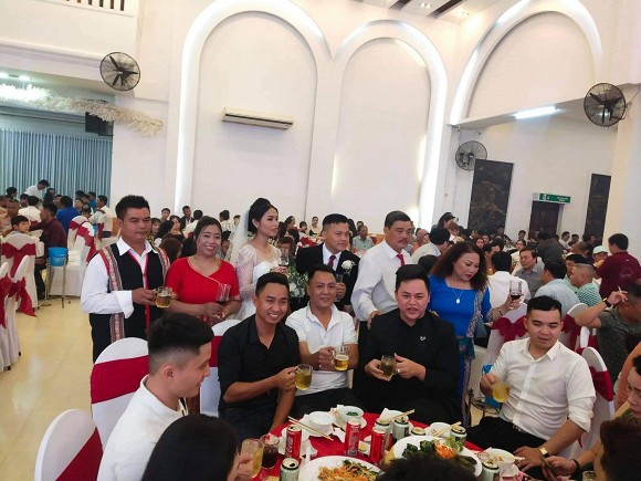 Từng là một ca sĩ nổi tiếng được nhiều người yêu mến nhưng vì scandal nợ nần, ca sĩ Siu Black đã về ở ẩn. Hiện tại, "Họa mi của núi rừng Tây Nguyên" đã có cuộc sống bình yên bên chồng con. Mới đây, ca sĩ Siu Black đã tổ chức đám cưới cho con trai thứ hai là Siu Hiếu. Nữ ca sĩ diện váy xanh cười rạng rỡ khi cùng chồng đi chúc rượu trong đám cưới con. Được biết, ca sĩ Ngọc Sơn cũng đã đến tham dự đám cưới để chúc mừng gia đình Siu Black.