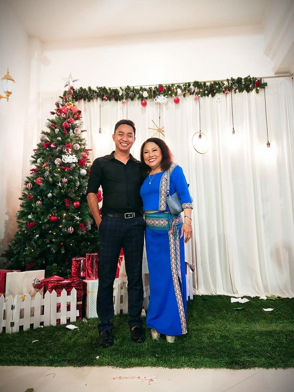 "Họa mi của núi rừng Tây Nguyên" diện trang phục xanh nổi bật trong đám cưới con.