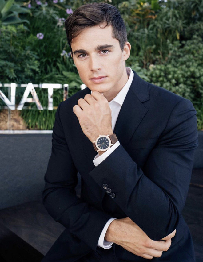 Trên trang cá nhân, anh chàng chia sẻ rất nhiều hình ảnh cuộc sống đời thường và khi đi làm. Dù điển trai nhưng hiện tại thầy giáo Pietro vẫn đang độc thân để sự tập trung tuyệt đối cho sự nghiệp. Ngoài thời gian dạy và làm mẫu, anh cũng tham gia ca hát, đua xe và quyên góp từ thiện. Anh cũng hài hước cho biết so với thời điểm 5 năm trước, Pietro đã không còn ép cân mà tự do ăn những món ăn vặt mình thích.