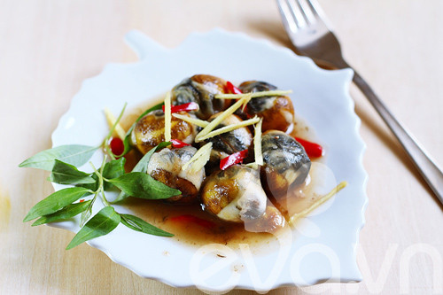 Trứng cút lộn sốt me. Món trứng cút lộn sốt me vừa đơn giản, dễ làm lại thơm ngon bổ dưỡng. Trứng cút sau khi luộc, bóc khéo để trứng giữ nguyên hình dáng. Sau khi xào săn trứng cút lộn thì thêm nước cốt me vào nồi cút lộn, để sôi độ 2 phút rồi nêm nếm gia vị, đường sao cho có vị chua chua ngọt ngọt vừa khẩu vị, thêm ít gừng thái, rau răm, ớt là được. Món này, ăn kèm với cơm nóng hoặc bánh mỳ.