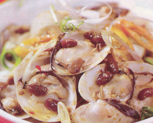 Ngao xào tương. Rửa sạch nghêu, trụng sơ, tách đôi, bỏ một vỏ. Đun nóng dầu, phi thơm tỏi, hành, sả, cho hành tây, ngao, ớt sừng vào xào. Tiếp đến, cho tương hạt vào xào, nêm gia vị vừa ăn, cho hành lá lên trên. Dùng nóng rất ngon.