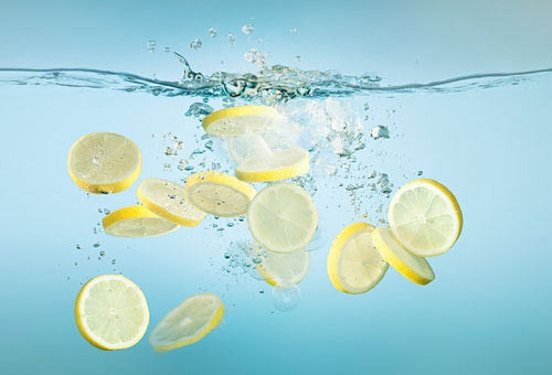 Chanh tươi. Lấy một lát mỏng chanh tươi chà xát đều lên khắp hai mặt của bàn tay. Massage nhẹ nhàng trong vòng 1-2 phút rồi rửa lại bằng nước ấm. Các tế bào chết và vi khuẩn trên da sẽ được tẩy sạch nhanh chóng, trả lại cho bạn đôi bàn tay sáng mịn và mềm mại.