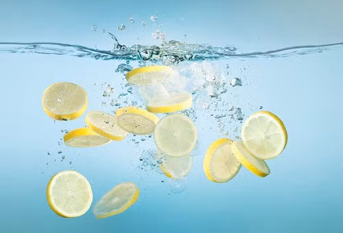 Chanh tươi. Lấy một lát mỏng chanh tươi chà xát đều lên khắp hai mặt của bàn tay. Massage nhẹ nhàng trong vòng 1-2 phút rồi rửa lại bằng nước ấm. Các tế bào chết và vi khuẩn trên da sẽ được tẩy sạch nhanh chóng, trả lại cho bạn đôi bàn tay sáng mịn và mềm mại.