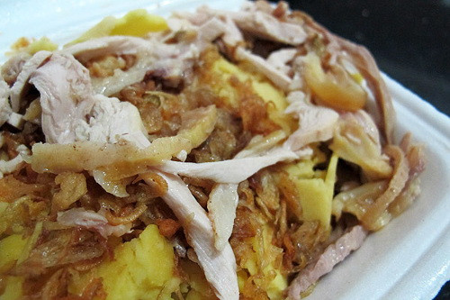 Xôi Yến Nguyễn Hữu Huân. Xôi Yến trên phố Hữu Huân đã có từ hai chục năm nay. Thực khách vị hút hồn bởi hương vị đủ đầy của từng hạt nếp cái hoa vàng tròn mây mẩy, vị bùi ngọt của ruốc, của hành khô giòn tan.