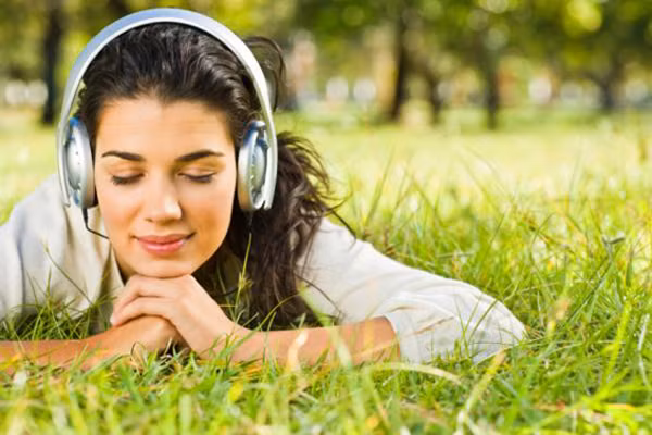 Dành một ít thời gian cho mình. Nếu bạn không muốn bị stress cả tuần bằng cách hùng hục lao vào công việc thì hãy dành ra một chút thời gian mỗi ngày. Chỉ cần dành khoảng 30 phút không làm gì cả, ngồi một mìnhvà nghỉ ngơi, cơ thể mệt mỏi sẽ lấy lại năng lượng đã mất.