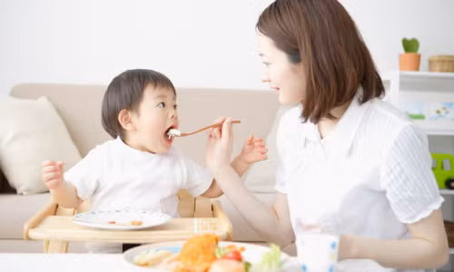 9. Duy trì cho trẻ một chế độ ăn hợp lý. Bữa ăn của trẻ nên có đầy đủ chất dinh dưỡng và phải đa dạng. Tuy nhiên, mỗi bữa nên ăn gì và ăn bao nhiêu là vừa đủ là điều rất quan trọng. Không phải cứ cho trẻ ăn nhiều chất bổ dưỡng là tốt. Các chuyên gia cho rằng, cha mẹ cần phải chú ý bảo đảm một ngày cần cung cấp đủ lượng protein, chất béo, lượng vitamin và các khoáng chất.