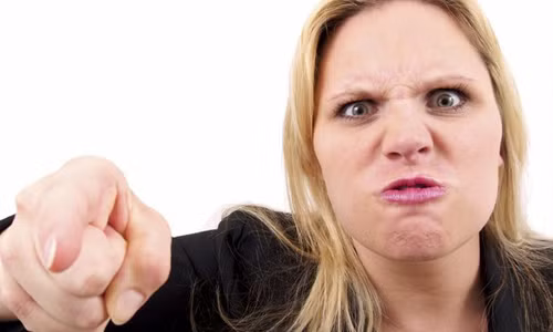 8. Gây tổn thương cho hệ miễn dịch. Khi cáu giận, cơ thể sẽ tiết ra chất có tên là cortisol cholesterol. Chất này tích lũy trong cơ thể thường xuyên sẽ gây trở ngại cho tế bào miễn dịch và khiến sức đề kháng của cơ thể giảm sút.