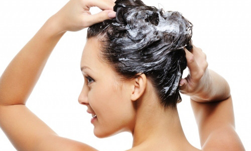 8. Nước nóng. Gội đầu bằng nước nóng sẽ khiến da đầu bị khô, tóc dễ gãy rụng. Ngoài ra, nước nóng còn khiến lỗ chân tóc giãn ra gây hại tóc. Bởi vậy, bạn chỉ nên gội đầu bằng nước lạnh hoặc nước ấm.