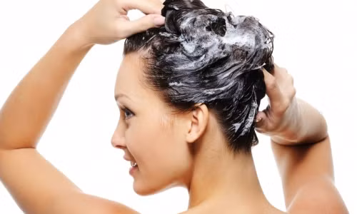 8. Nước nóng. Gội đầu bằng nước nóng sẽ khiến da đầu bị khô, tóc dễ gãy rụng. Ngoài ra, nước nóng còn khiến lỗ chân tóc giãn ra gây hại tóc. Bởi vậy, bạn chỉ nên gội đầu bằng nước lạnh hoặc nước ấm.