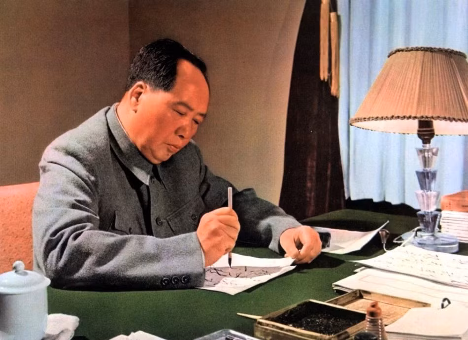 Năm 1970, khi Edgar Snow nhắc đến “bốn vĩ đại” của Mao Trạch Đông, ông tỏ vẻ không hài lòng và nói: "Nếu có một ngày được bỏ hết mọi thứ, tôi chỉ giữ lại một chữ 'Teacher' đó chính là người thầy. Bởi vì, trước đây tôi vốn là giáo viên và bây giờ vẫn thế".