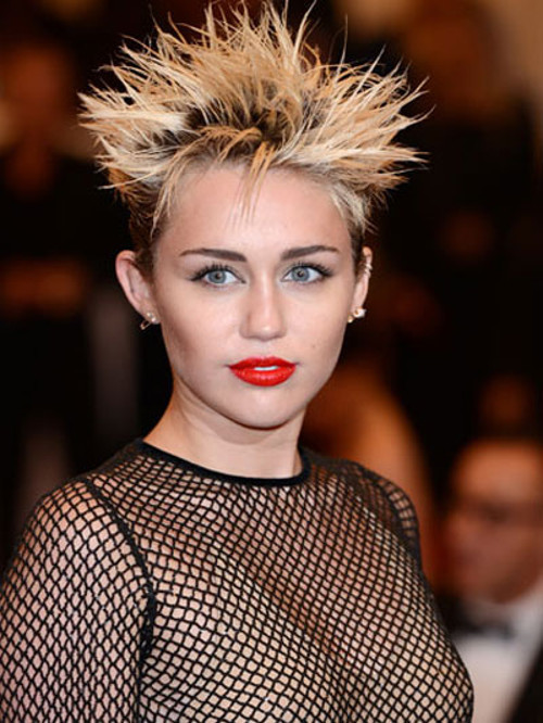 Cô nàng nổi loạn Miley Cyrus cũng ghi dấu ấn không tốt bởi kiểu đầu ngắn dựng lởm chởm kết hợp trang phục lưới gợi cảm quá đà.