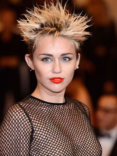 Cô nàng nổi loạn Miley Cyrus cũng ghi dấu ấn không tốt bởi kiểu đầu ngắn dựng lởm chởm kết hợp trang phục lưới gợi cảm quá đà.