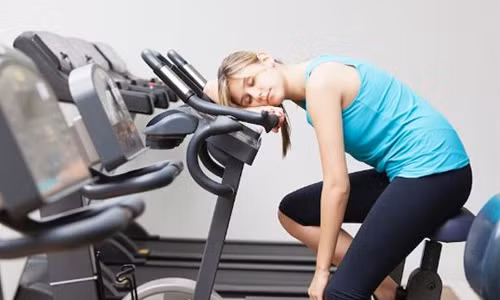 2. Lười vận động. Lười vận động có thể sẽ khiến bạn mắc phải bệnh ung thư. Các chuyên gia sức khỏe cho biết rằng, nếu mỗi ngày bạn vận động dưới 30 phút thì vô hình bạn đã nâng cao khả năng mắc bệnh ung thư của mình.