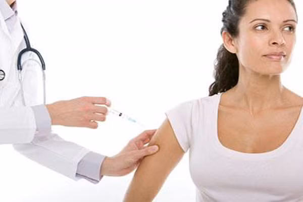 1. Tiêm phòng cho mình. Tiêm phòng cúm theo mùa là cách ngăn ngừa tốt nhất lây lan cúm từ con bạn. Song, bạn phải tiêm trước hai tuần thì mới có tác dụng.