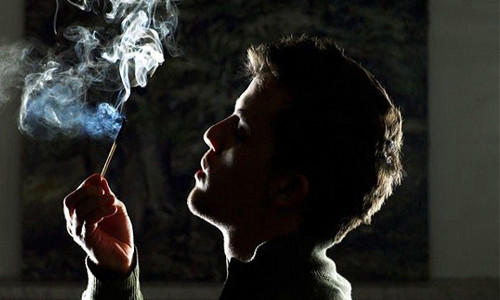 4. Hút thuốc. Hút thuốc có hại cho sức khỏe là điều hiển nhiên mà ai cũng biết. Ngoài ra nó còn làm suy giảm chức năng tình dục. Trong thuốc có chứa hàm lượng chất nicotin tương đối cao và nếu vào cơ thể, nó sẽ gây ảnh hưởng trực tiếp đến phổi, hơn nữa còn gây kích thích làm giảm hưng phấn khi quan hệ tình dục.