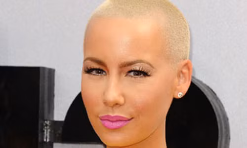 Người mẫu Amber Rose thường xuyên xuất hiện với mái tóc ngắn tới trọc. Chân dài mất điểm với kiểu đầu "kiệm tóc" và son môi lòe loẹt, không phù hợp trang phục.