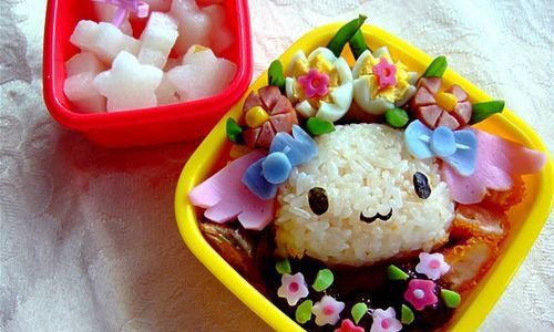 Mẹ có thể làm cho bé một hộp cơm "đáng yêu" với một cô gấu và những cái nư trên đầu.