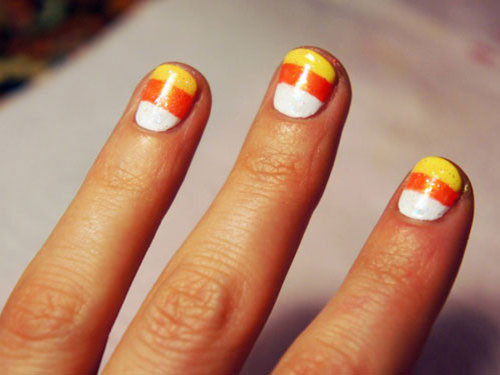 Kẹo ngô đáng yêu. Đầu tiên, vẽ nền màu trắng, sau đó vẽ sơn màu cam tỷ lệ 2/3 móng, tiếp theo là vẽ sơn màu vàng đè lên móng và cuối cùng dùng son bóng giúp móng thêm đẹp.